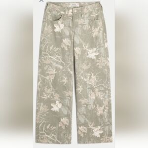 Hollister NWT Petite Curvy Low Rise Baggy Camouflage Leaf Print Jeans